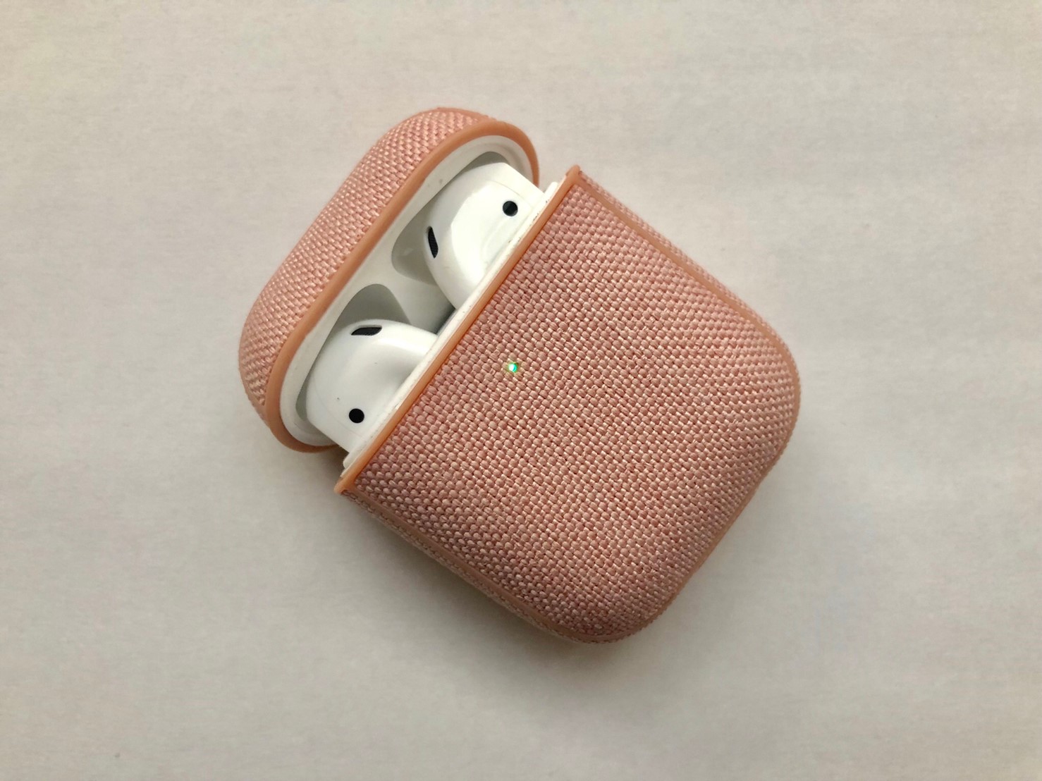 Incase AirPods Case with Woolenex - ブラッシュピンク　AirPodsにつけたところ